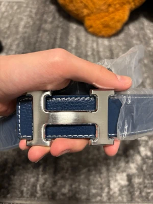 Blå H bälte - Helt nytt blått H bälte i 105cm, perfekt tillägg till outfits👍🏼