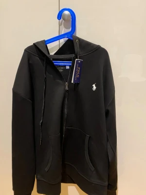 Ralph lauren zip - Tjena! Säljer en helt ny Ralph Lauren zip hoodie. Aldrig använt den för att jag köpte den från nätet utan att pröva. Ställ frågor, Storlek M och kom med prisförslag 