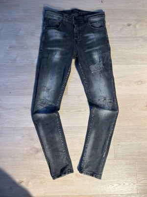 Mörkgråa Dsquared2 Icon Jeans W31 L34 - Fina DSQUARED2 Jeans med revor/hål och slitningar i mörkgrå färg. Jeansen är i mycket bra skick och sparsamt använda. |  Äkta som allt annat jag säljer! ✅|  Storlek: W31 L34 | Skick: Mycket Bra Skick | Färg: Grå | Märke: DSQUARED2 | Modell: Jeans ~  Hör gärna av dig vid frågor så svarar jag så fort jag kan! 😁|  