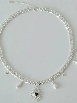 Fint halsband från WOS - Snyggt silverfärgat halsband från WOS med chunky kedja och hängande detaljer som droppformade pärlor och ett coolt solformat hjärthänge i mitten. Fick i present förra året men inte kommit till användning så aldrig använt! nypris 900kr💗