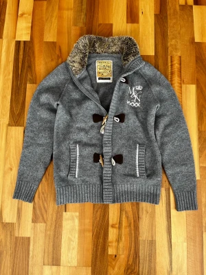 Cardigan med päls  - Cardigan från Mcneal med päls i storlek M, kom gärna med bud