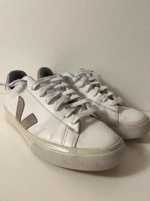 Vita Veja skor - Riktigt snygga vita Veja sneakers med grå mockadetaljer på häl och sidor.
