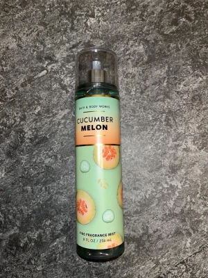 Cucumber Melon mist från Bath & Body Works - Signature 2000’s cleangirl body mist från Bath & Body Works med doft av gurka och melon. Knappt använd.