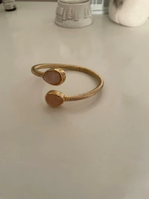 Armband - Jättefint Caroline svedbom liknande armband. Oanvänt i rostfritt stål🥹💖💖justerbart