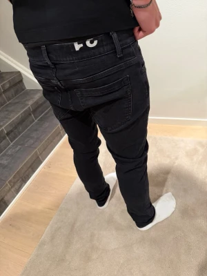 Svarta dondups storlek 31 - Säljer ett par rikigt goa helsvarta dondup jeans i storlek 31. Dom sitter rikigt gott och är i fint skick, har inte använt dom jättemycket. Skriv om ni har några funderingar!