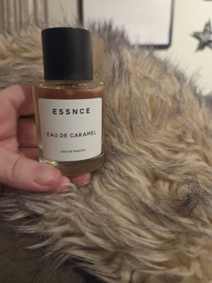 ESSNCE Eau de Caramel parfym - ESSNCE Eau de Caramel. Se bild för mängd. Katt finns i hemmet.