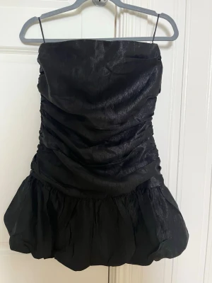 Svart klänning - Jättefin svart kort bandeau klänning från mango som tyvärr var lite stor på mig. 🥰