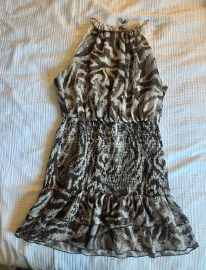 Zebra klänning från Zara  - Suuuper snygg zebra klänning från Zara i storlek s men passar även m då den har stretch, aldrig använd därav i nyskick ☺️