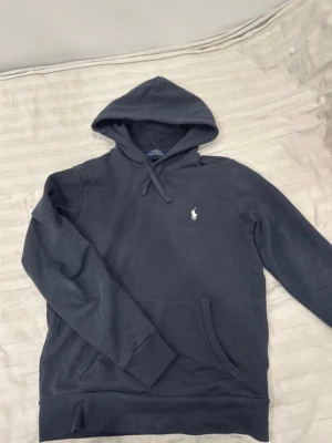 Polo Ralph Lauren Hoodie Svart - Svart hoodie i storlek S, inga fel eller skador, helt ny och använd ett fåtal gånger.