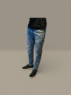 Blå slimfit jeans från Levis  - Säljer ett par blå slimfit jeans från Levis med snygga tvättade detaljer och kontrastsömmar. Materialet är mjukt denim som ger bra komfort. Det står att det är skinny fit men jag skulle säga att de sitter mer som slim fit. Jeansen är i strl W31 L32. Skriv vid fler frågor.