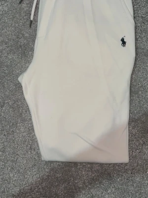 Vita polo byxor  - Vita polo byxor i storlek S kan även passa M 