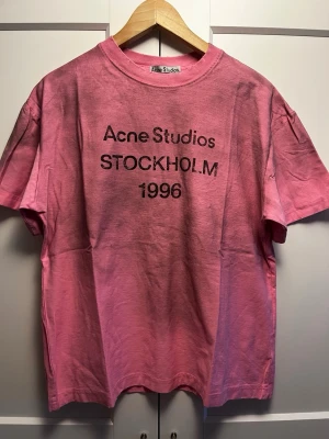 Acne Studios T-shirt - Skick 9/10  Säljes pga var för stor Höjd (från axlar): 68cm Sitter som M men står S