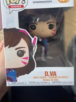 Funko Pop D.Va Overwatch - Säljer en Funko Pop vinylfigur av D.Va från spelet Overwatch. Jag köpte den runt 2019 innan gamestop stängde i Sverige och den har inte tagits ur lådan.