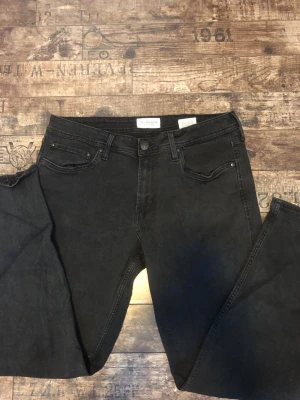 Stock&Hank Jeans - Tja, säljer just nu ett par svarta Jeans från Stock&Hank. Perfekta för en trendig och avslappnad stil. Jeansen är straight fit och passar folk som är runt 180-185. Tveka inte att höra av er kring eventuella frågor✅