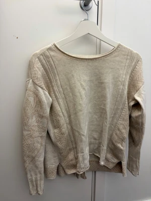 Odd Molly tröja  - Säljer denna beiga Odd Molly tröjan med öppen rygg som ger fin passform ❤️ storlek 0 = XS 