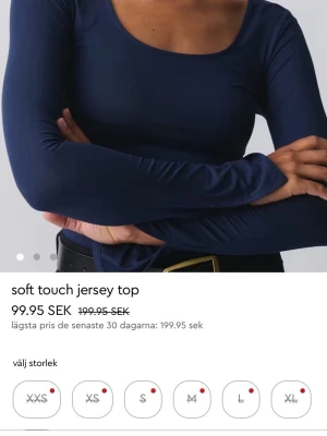 Mörkblå långärmad topp  - Snygg mörkblå topp från gina. I jättebra skick pch slutsåld på hemsidan. Längst ut i ärmarna är den delad vilket är en supersnygg detalj!