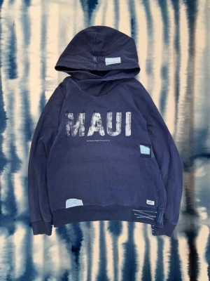 Vintage Scotch & Soda Patchwork Hoodie - Snygg blå vintage hoodie från Scotch & Soda med stort vitt MAUI-tryck på bröstet och patchdetaljer. Tröjan har huva och ribbade muddar vid ärmslut och nederkant. För mer info så är de bara o skriva!