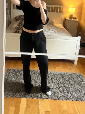 Svarta vida kostymbyxor - Säljer ett par svarta kostymbyxor med rak och vid passform. 