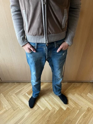 Nudie jeans  - Riktigt feta nudie jeans🔷 väl använda, har en liten fläck över backfikorna. Modellen är ca 182 cm.  
