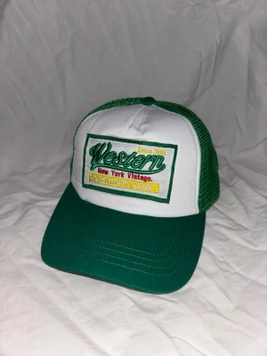 Grön Western keps  - ✦ Helt ny 🆕 ✦ Justerbar ✅ ✦ One size 👤 ✦ Snabb frakt 🚚 ✦ Frågor eller fler bilder? Skriv 📩