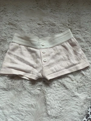 Pyjamas shorts  -  Ett par pyjamas shorts som är rosa från Gina Tricot och jag har sitt in dem på kanterna men det går att sprätta upp Och säljs för att Jag inte använder dem och priset kan diskuteras🥰