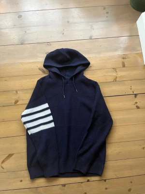 Tvär fett hoddie - Hej säljer en tvär fett hoddie som är perfekt till både vinter och kan värma men även luftig till våren/sommaren 