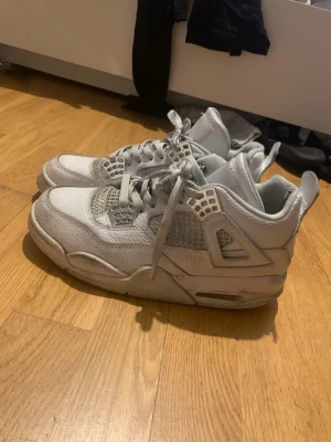 Jordan 4 - Jordan 4 pure money i väldigt använt skick därav priset. Storlek 40
