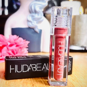 Huda Beauty Faux Filler ”Bombshell”! - Huda Beauty Faux Filler lipgloss ”Bombshell” med veganskt kollagen & E-vitamin, krämig textur & en multidimensionell glans. 3,9 ml. Oanvänt med kartong.