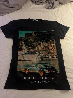 Bastille T-shirt  - Bastille T-shirt yatch (knappast använd)                     Köpt på zgander (nypris runt 1200)                            Storlek: M men sitter som S                                          De är bara höra av dig vid funderingar!