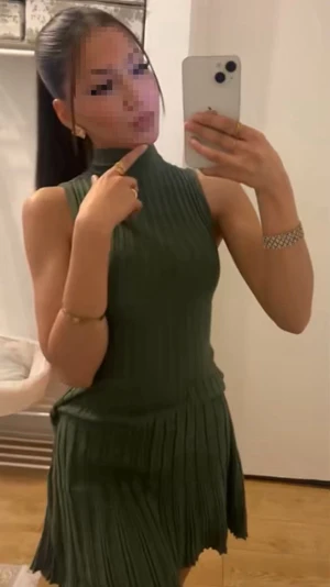 Grön ribbad kort klänning  - Snygg grön klänning med ribbad design och hög hals. Klänningen är ärmlös och har en kort längd, perfekt för en trendig look. Passformen är normal och materialet känns lätt och bekvämt.