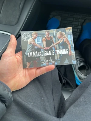 Presentkort Nordic Wellness träning - Presentkort som ger en månad gratis träning på Nordic Wellness. Kortet är i plast och har tryckt text och bilder på framsidan med tränande personer. Gäller på över 350 klubbar i Sverige. Perfekt för dig som vill testa gym eller gruppträning.