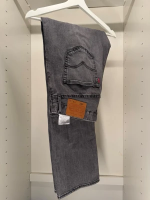 Levi’s Jeans 501 34/32 - Säljer ett par riktigt sjysta Levi’s jeans i en fin grå tvätt i modellen 501, skicket är som nytt. Storlek är 34 midja och 32 i längd. Köpt på ”Gabriel” butiken i Östersund för 1300 kr. Kom PM för mer information! Kan gå ner i pris vid snabb affär! 