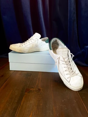 Philippe Model skor - Säljer dessa snygga Philippe Model skorna. De är använda men såklart fortfarande i gott skick. Priset är ej hugget i sten. Hör av er vid frågor!