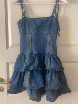 Blå jeansklänning med volanger - en jeansklänning från h&m i storlek XS!💓från h&m.