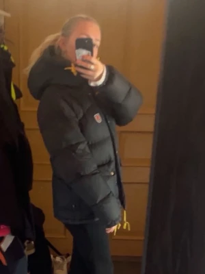  Fjällräven expedition S  - Säljer min svarta fjällräven jacka, finns en lite defekt på ryggen, skicka för att få se.  Därför går pris att diskutera😀 
