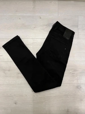Replay anbass svarta jeans  - Hej! Säljer dessa replay anbass jeans//jeansen är i mycket fint sick//fråga gärna! 