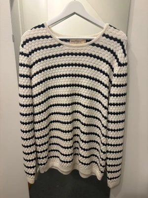 Randig stickad tröja  - Snygg stickad tröja!🤍 Storlek M, men superfin att ha lite oversized så passar även S
