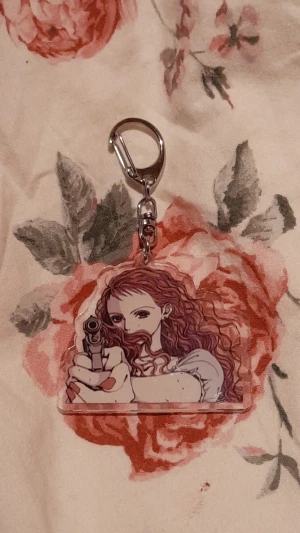 Nana nyckelring - En nyckelring med en karaktär från Nana. Små defekter i bilden.