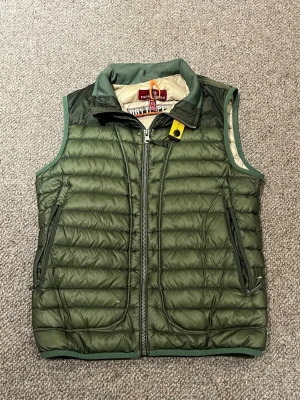 Parajumper väst - Säljer min parajumper väst i storlek S. Säljer i fint skick. Det ända defekta är ett litet hål som visas på bild 4. 