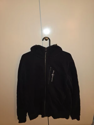 Svart zip-hoodie från Sail Racing - Sail Racing zip – Svart (S) Svart ziptröja från Sail Racing. Storlek: S Skick: Bra begagnat skick.