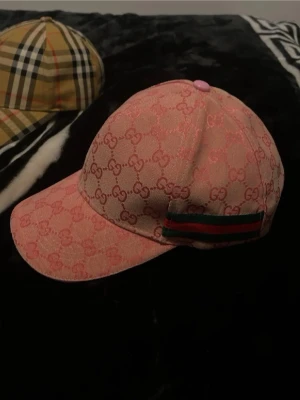 Rosa Gucci keps - Är endast prövad och är i helt nytt skick, tag medföljer och den är anpassningsbar så den passar alla huvudformer se även bild 5. Ställ gärna eventuella frågor eller prisförslag Mvh Seller