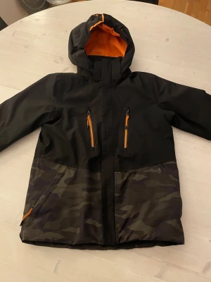 Vinterjacka barn - Bra skick. Lite lite sliten på ärmarna (se bild). Storlek 152. Priset är ej hugget i sten