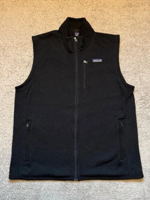 Patagonia väst - Säljer nu en riktigt snygg Patagonia väst i storlek L. Svart färg, mycket bra skick! Hör av er om nu har några frågor!🙌