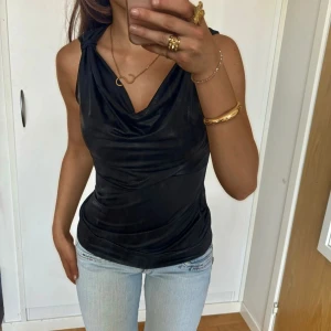 Skimrig festtopp - Så snygg glansig festtopp! Jag är 168. Köp via köp nu direkt eller Swish, kvar tills markerad som såld. Mina bilder💋💋