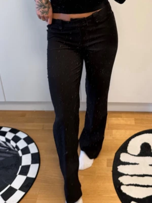 Svarta bootcut kostymbyxor från Madlady - Säljer ett par svarta bootcut kostymbyxor från Madlady i modellen Tall. Jeansen har klassisk femficksdesign, hög midja och raka ben med lätt utsvängning. Perfekta för dig som gillar en clean och stilren look.