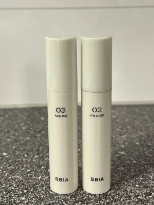 BBIA läppglans Mauve & Vintage - 2 stilrena läppglans från BBIA i nyanserna 03 Mauve och 02 Vintage. Sååå fina och älkar formulan men använder andra produkter. 144 kr styck på lyko. Testade en gång. 