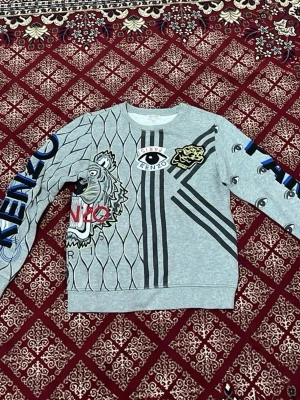 Kenzo tröja  - Helt ny och oanvänd! Säljs för ett rimligt pris med tanke på att den är väldigt snygg! Intreserad->dm och skickar samma dag 