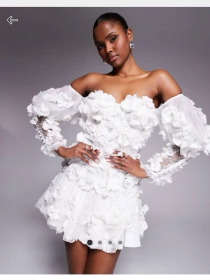 ‼️SÖKER‼️ASOS KLÄNNING - Söker denna klänningen ifrån Asos i storlek 34 (xs)