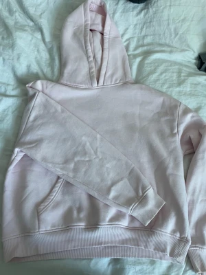populär rosa hoddie från lager157 - skön hoddie kan inte använda eftersom alla i min stad har denna hoddie😅 skriv vid frågor eller fler bilder
