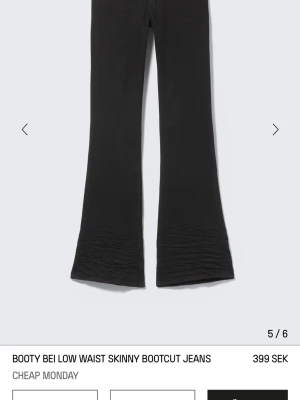  svarta cheapmonday jeans  - Säljer dessa jättesnygga svarta jeans från cheap monday i storlek 28/32, funderar på att sälja de då de är för stora och vill köpa ett nytt par i rätt storlek. Är även villig till att byta om någon har 26/32 eller 27/32🩷 